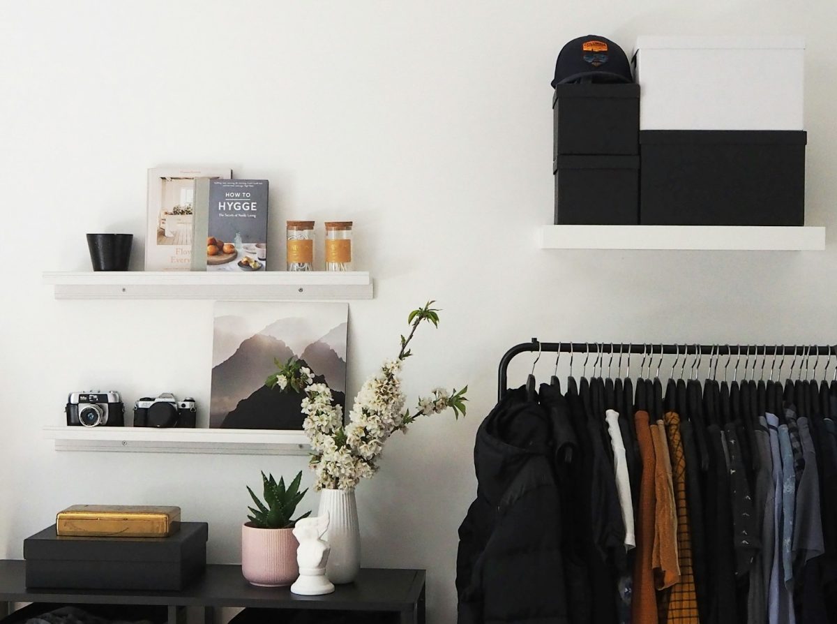 Offener Schrank mit Faechern und Boxen bis unter die Decke