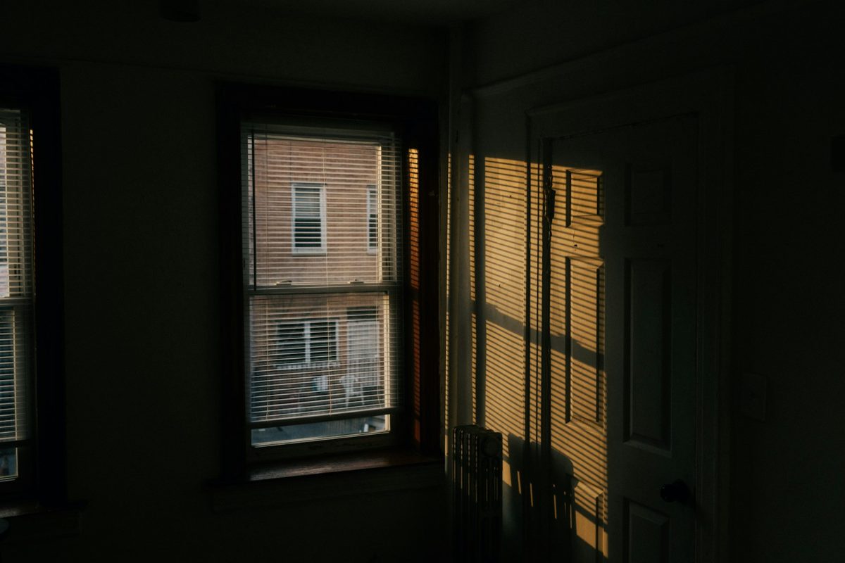 Tageslicht faellt durch ein Fenster auf eine Zimmerwand