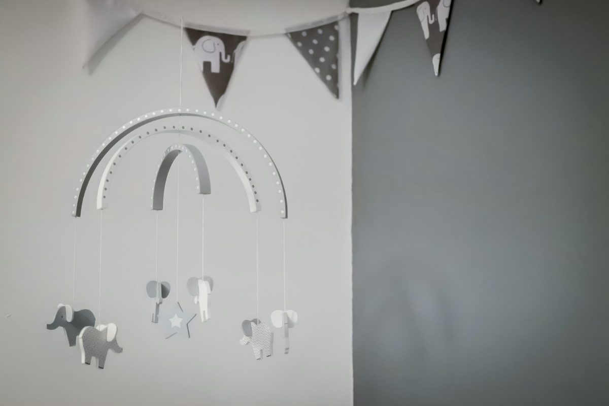 Kinderzimmerwand mit ruhiger Wandfarbe und Bilderrahmen