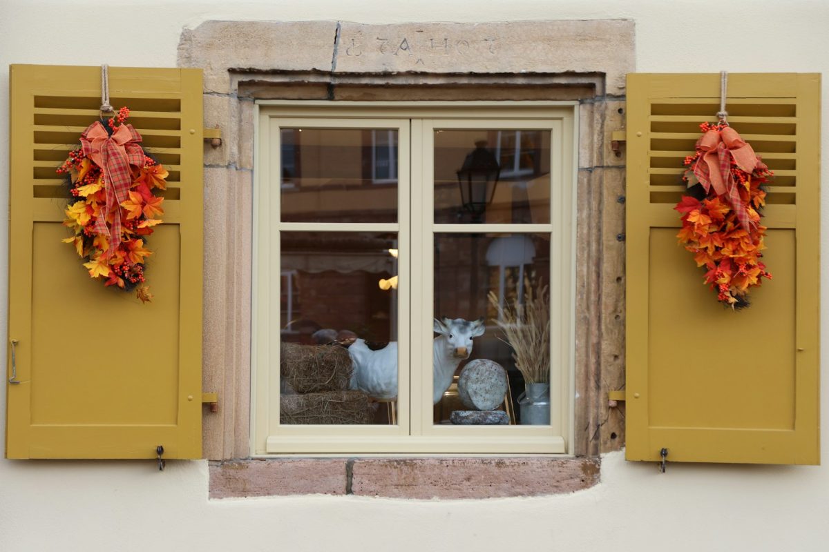 Fenster mit herbstlicher Dekoration aus buntem Laub